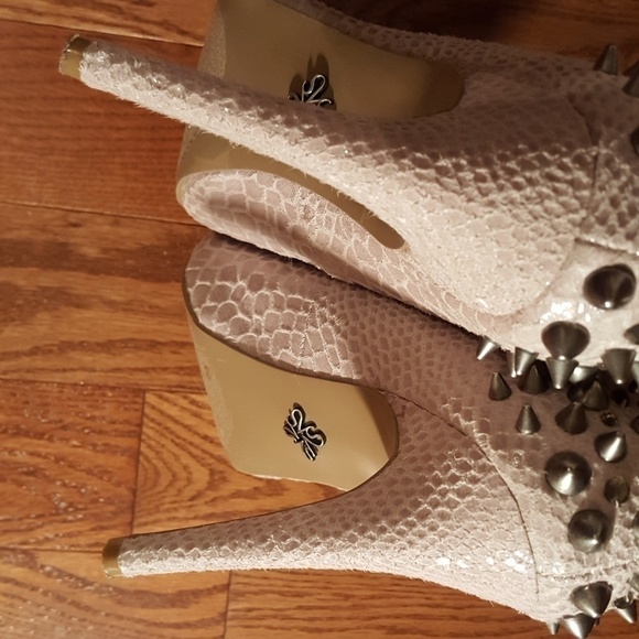 Vera WANG studded heels. - Picture 3 of 9